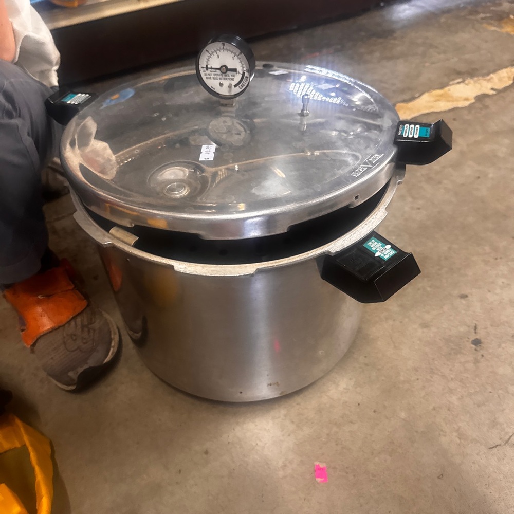 Stainless Steel Pressure Cooker with Gauge